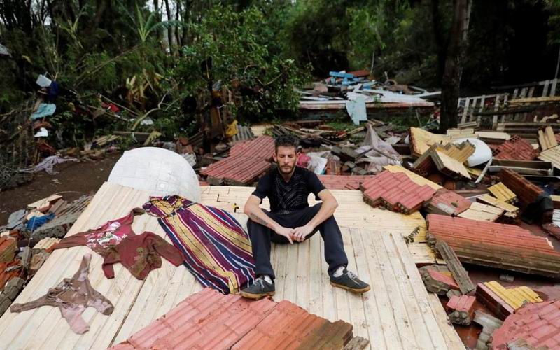 遭受热带气旋袭击的巴西人开始重建生活