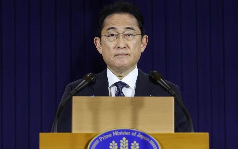 日本首相：改组内阁并采取严厉经济措施
